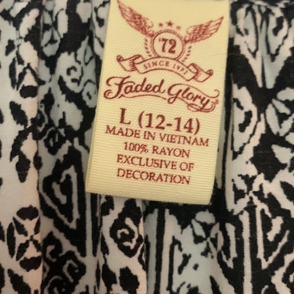 Black and White Geometric Blouse - Picture 4 of 7